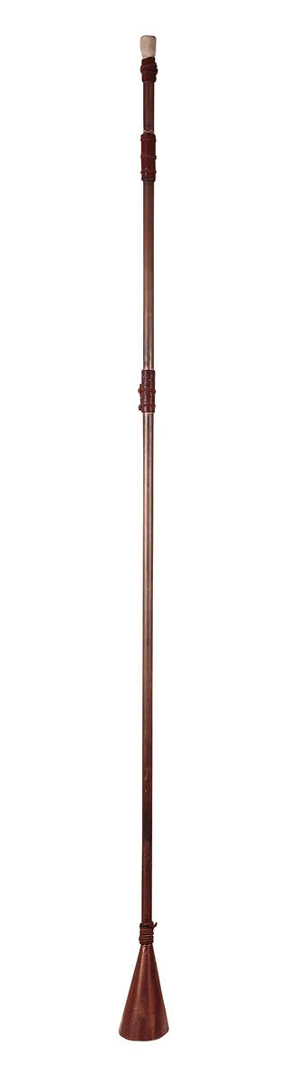 Long straight salpinx with a narrow tube, light mouthpiece and flared metal bell